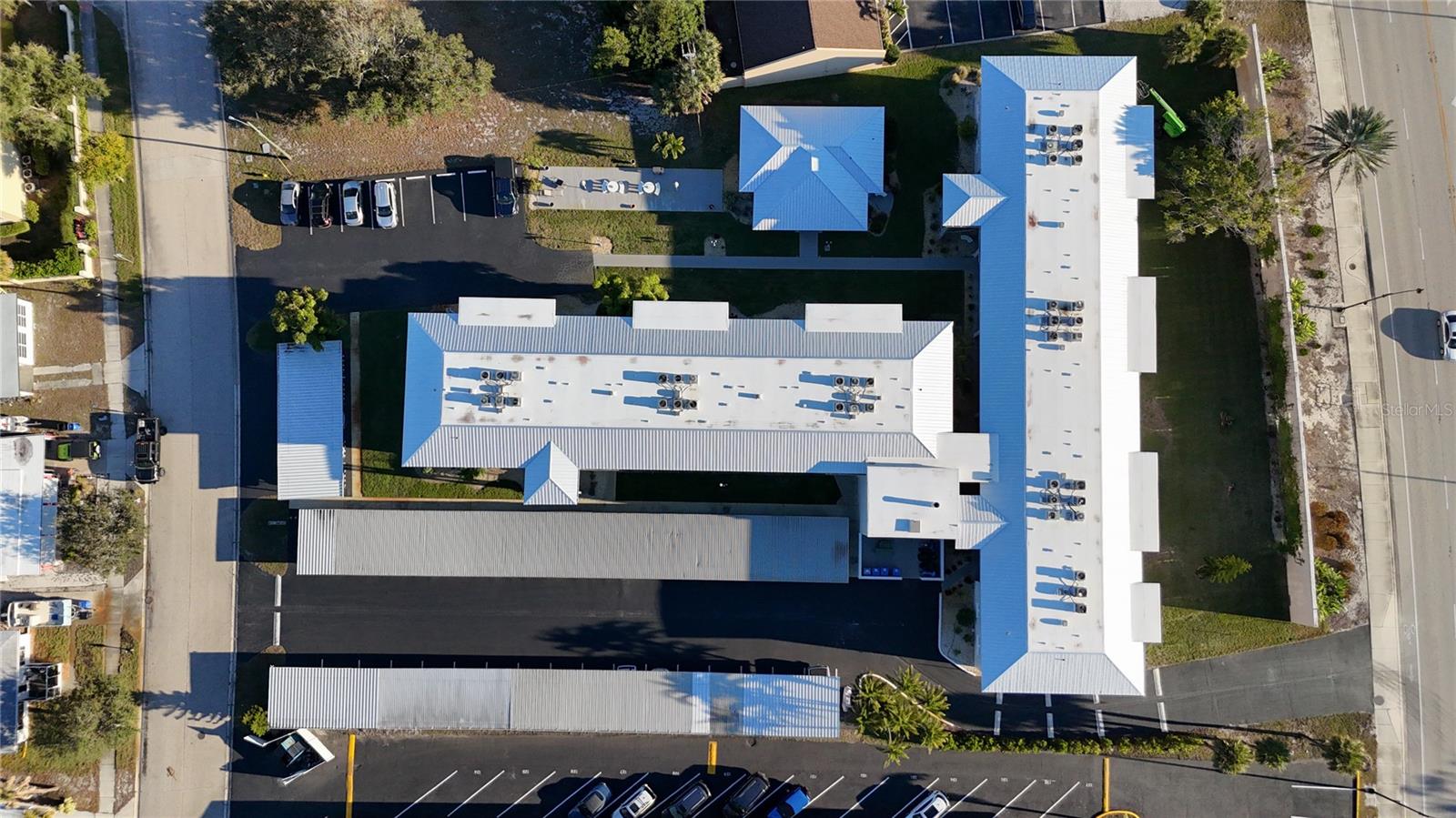 COUNTRY CLUB APTS - Residential