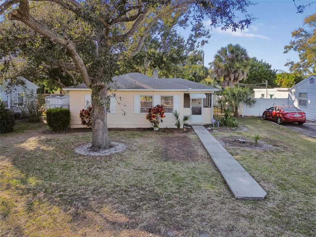 Photo of 1001 Hull Street S, Gulfport, FL 33707 (MLS # TB8469306)