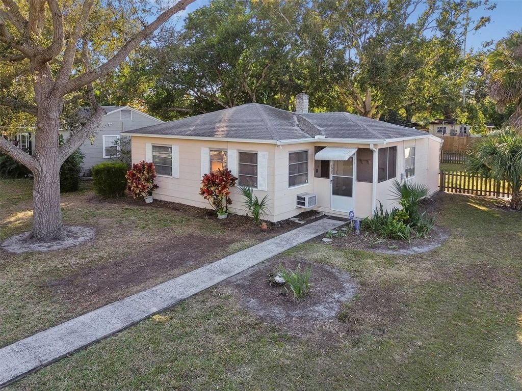 Photo of 1001 Hull Street S, Gulfport, FL 33707 (MLS # TB8469306)