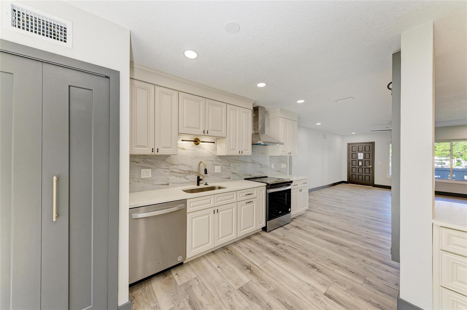 ON TOP OF THE WORLD - Residential