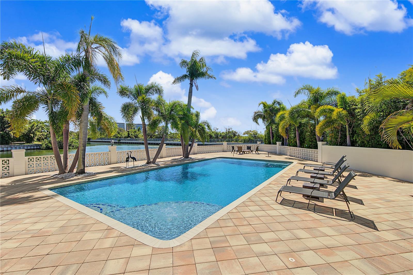 3905 FONTAINEBLEAU DRIVE