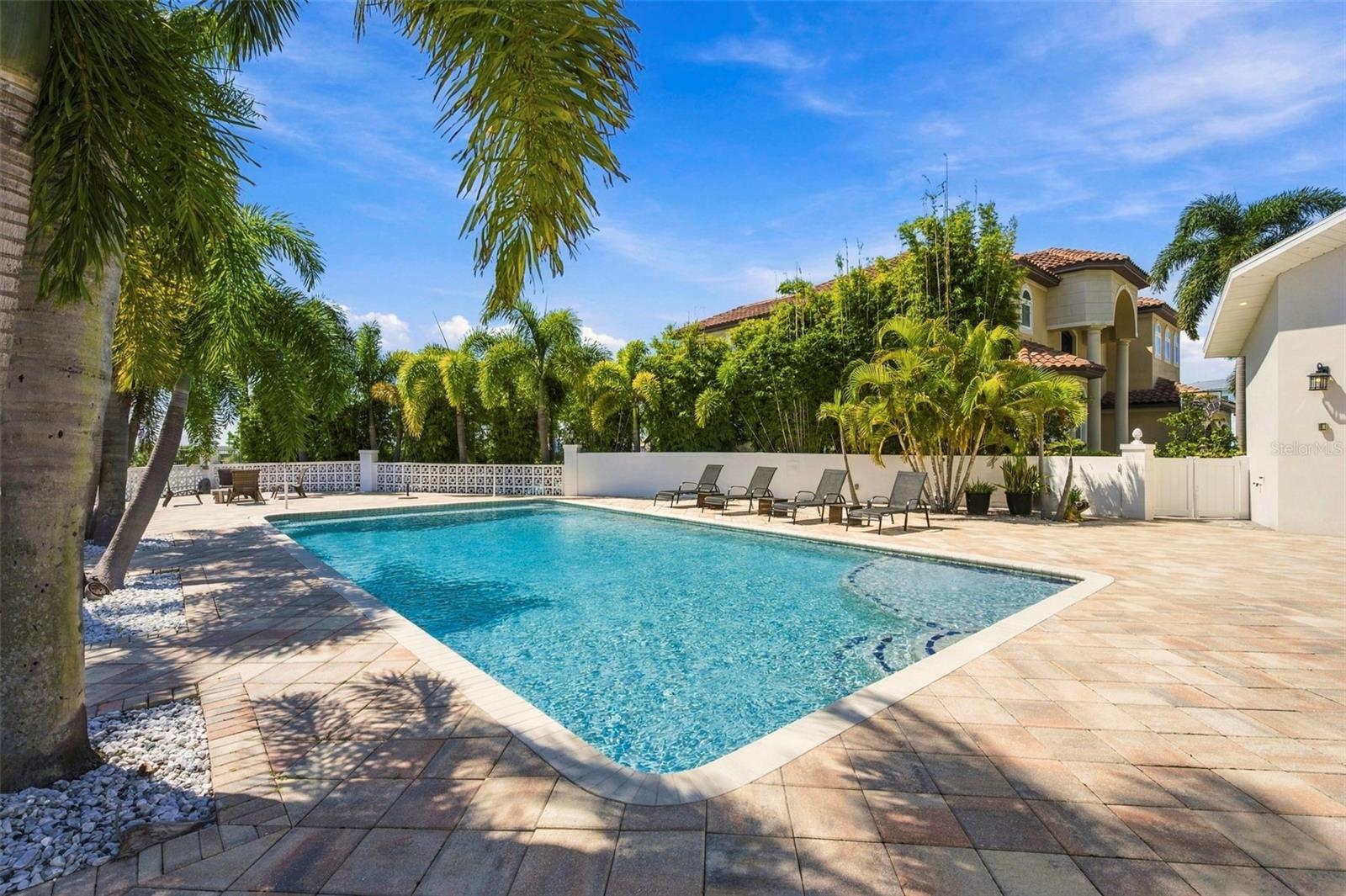 3905 FONTAINEBLEAU DRIVE