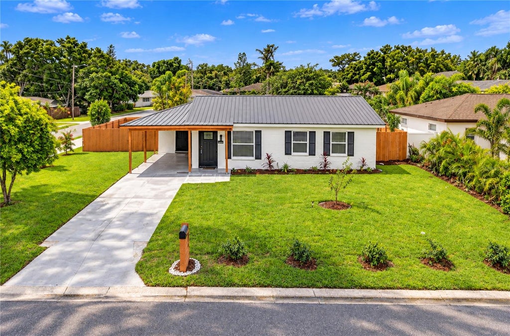 Photo of 4000 W Wallace Avenue, Tampa, FL 33611 (MLS # TB8556246)