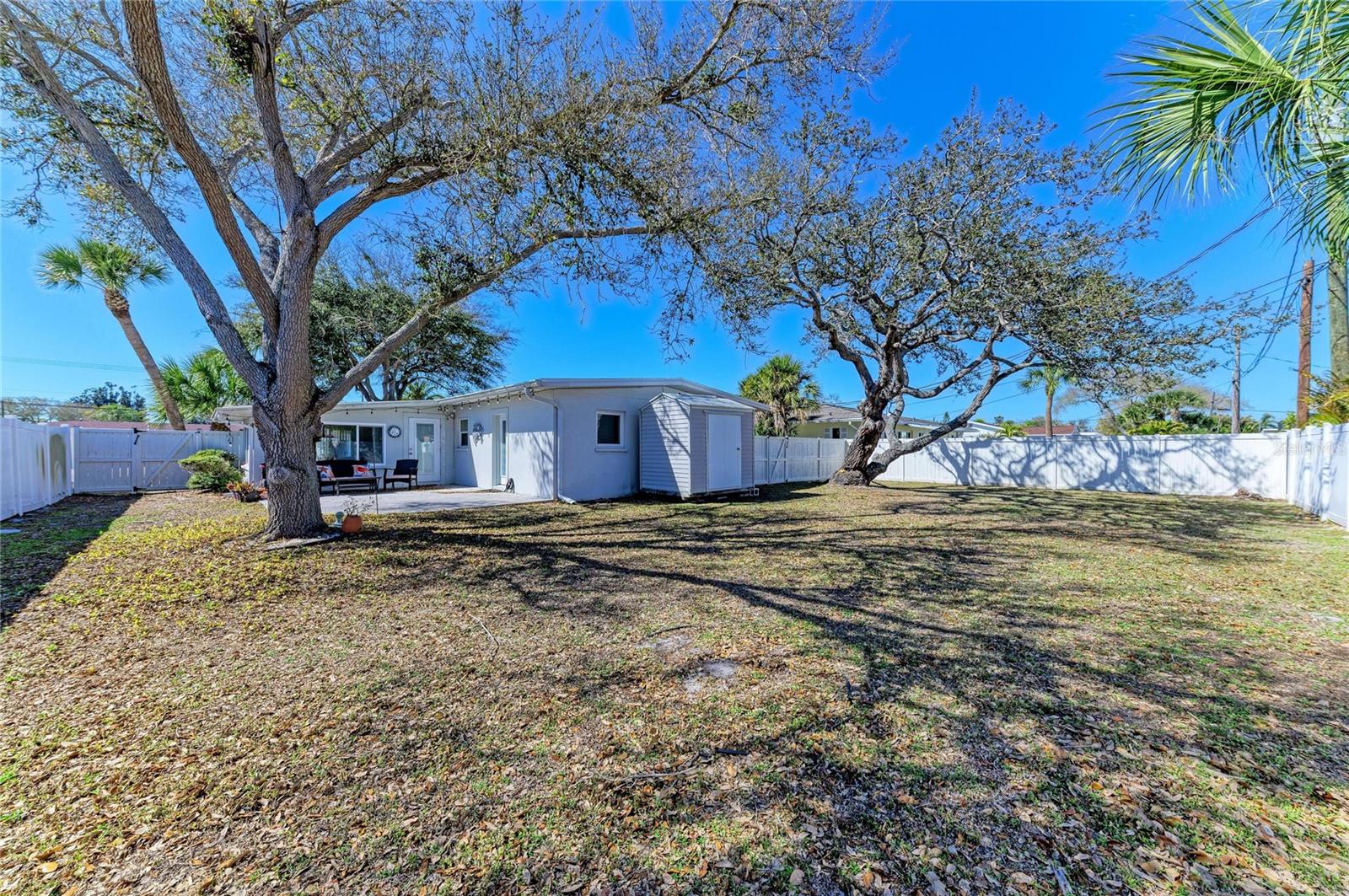 GOLDEN BEACH - Residential