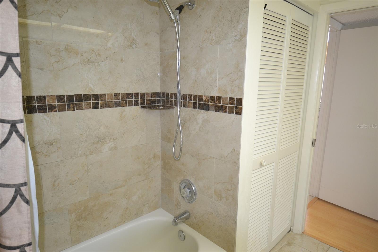 EAST LAKE WOODLANDS WOODLAKE RUN - Residential Lease