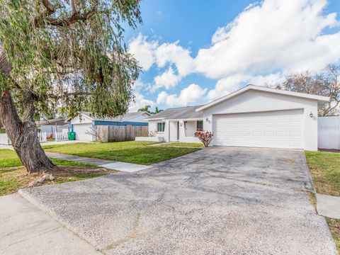 Photo of 12410 Cumberland Drive, Largo, FL 33773 (MLS # TB8479127)