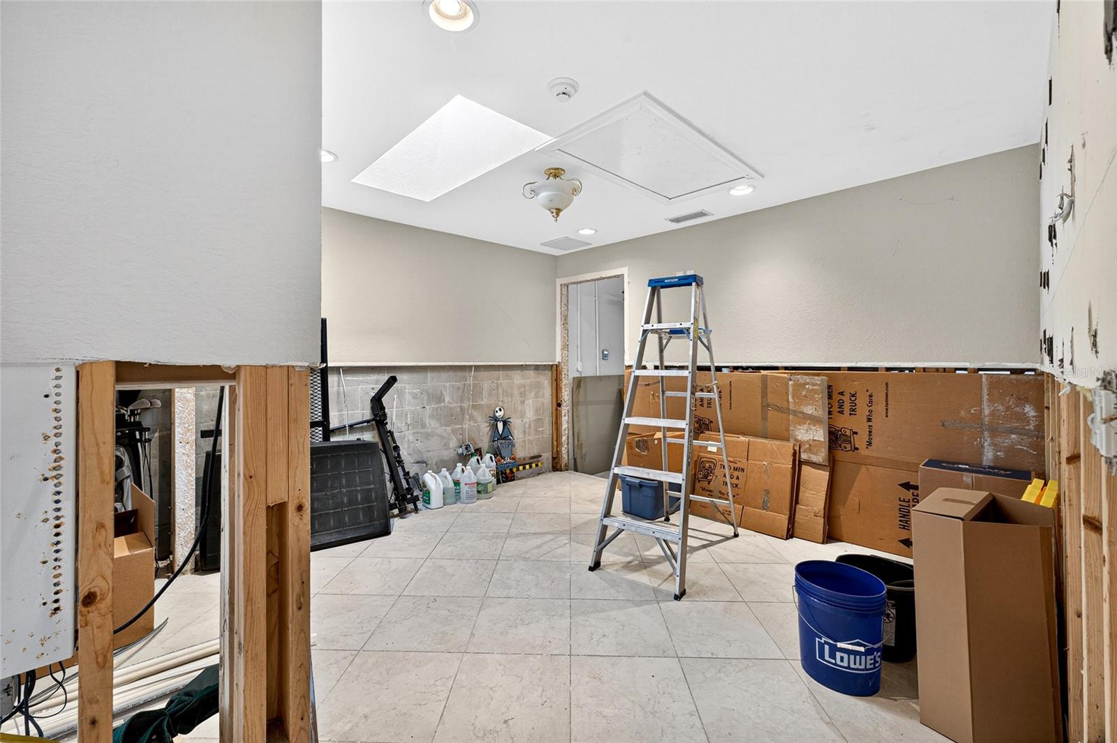 CARLTON ESTATES - Residential