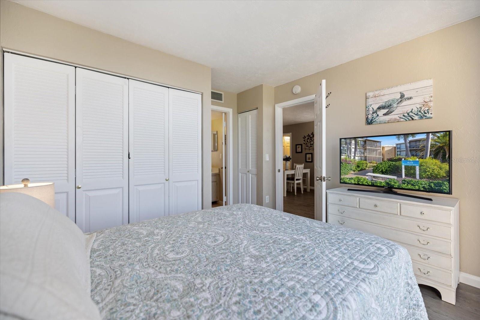 BIRD BAY VILLAGE - SANDPIPER APTS CONDO - Residential