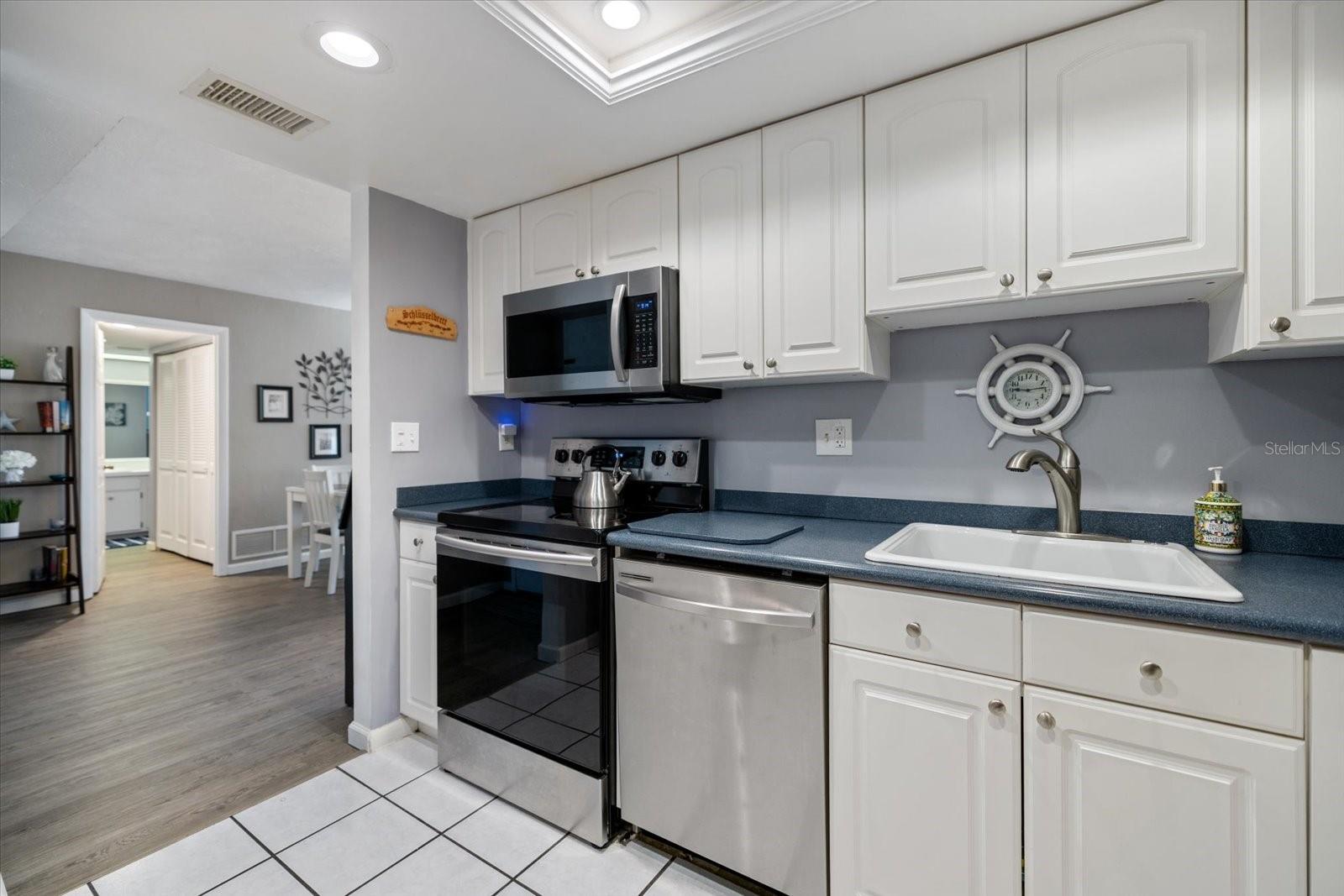 BIRD BAY VILLAGE - SANDPIPER APTS CONDO - Residential