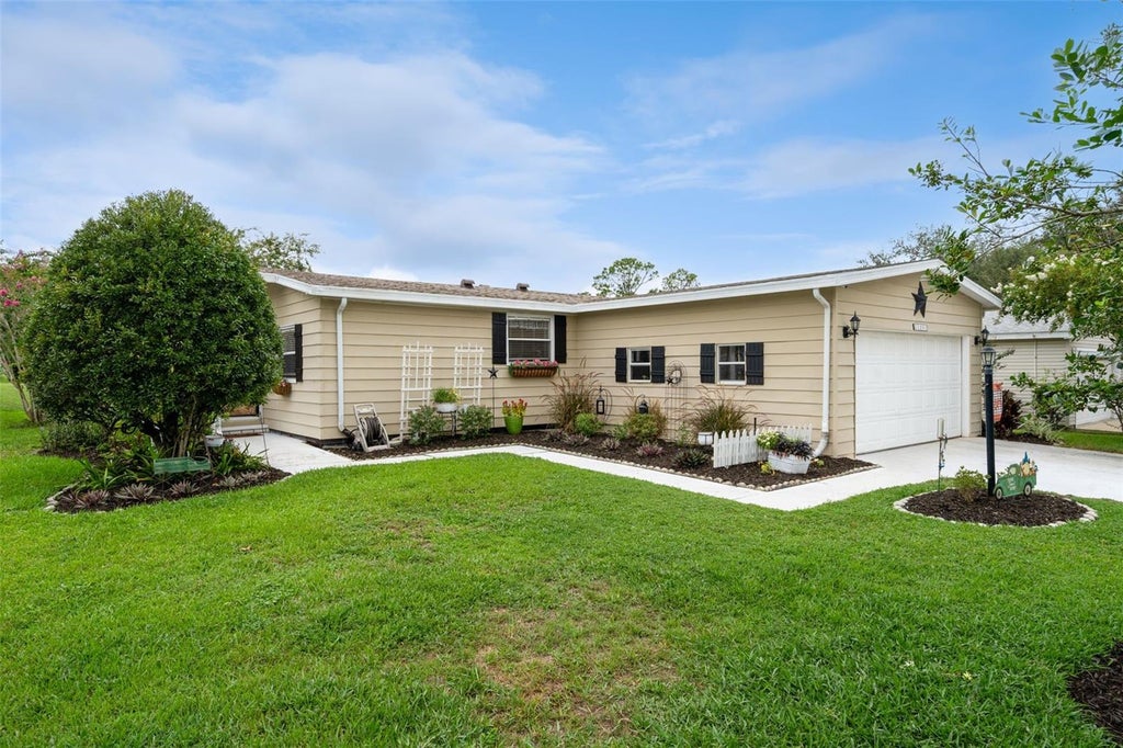 Photo of 25201 Clifford Hl, Leesburg, FL 34748 (MLS # G5116240)