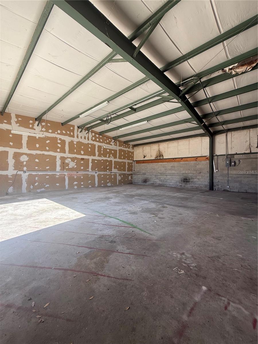 NORTHWEST INDUST PARK - Commercial Lease