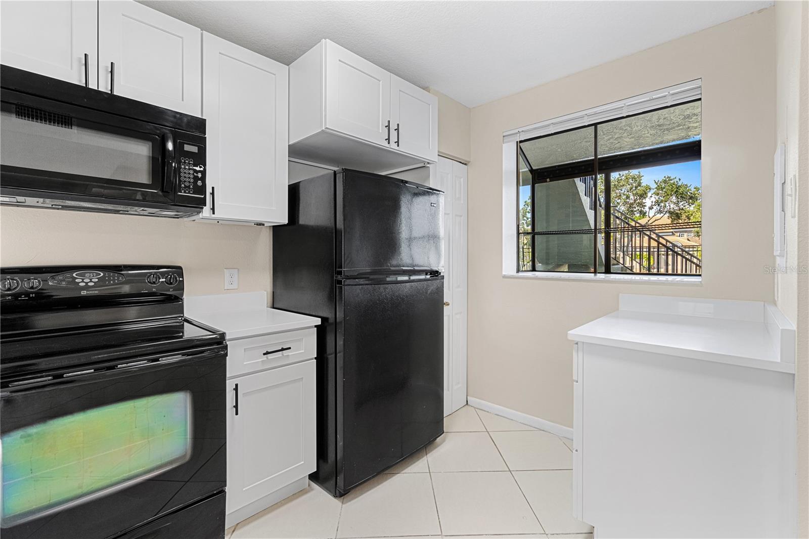 2073 SKIMMER COURT W 211