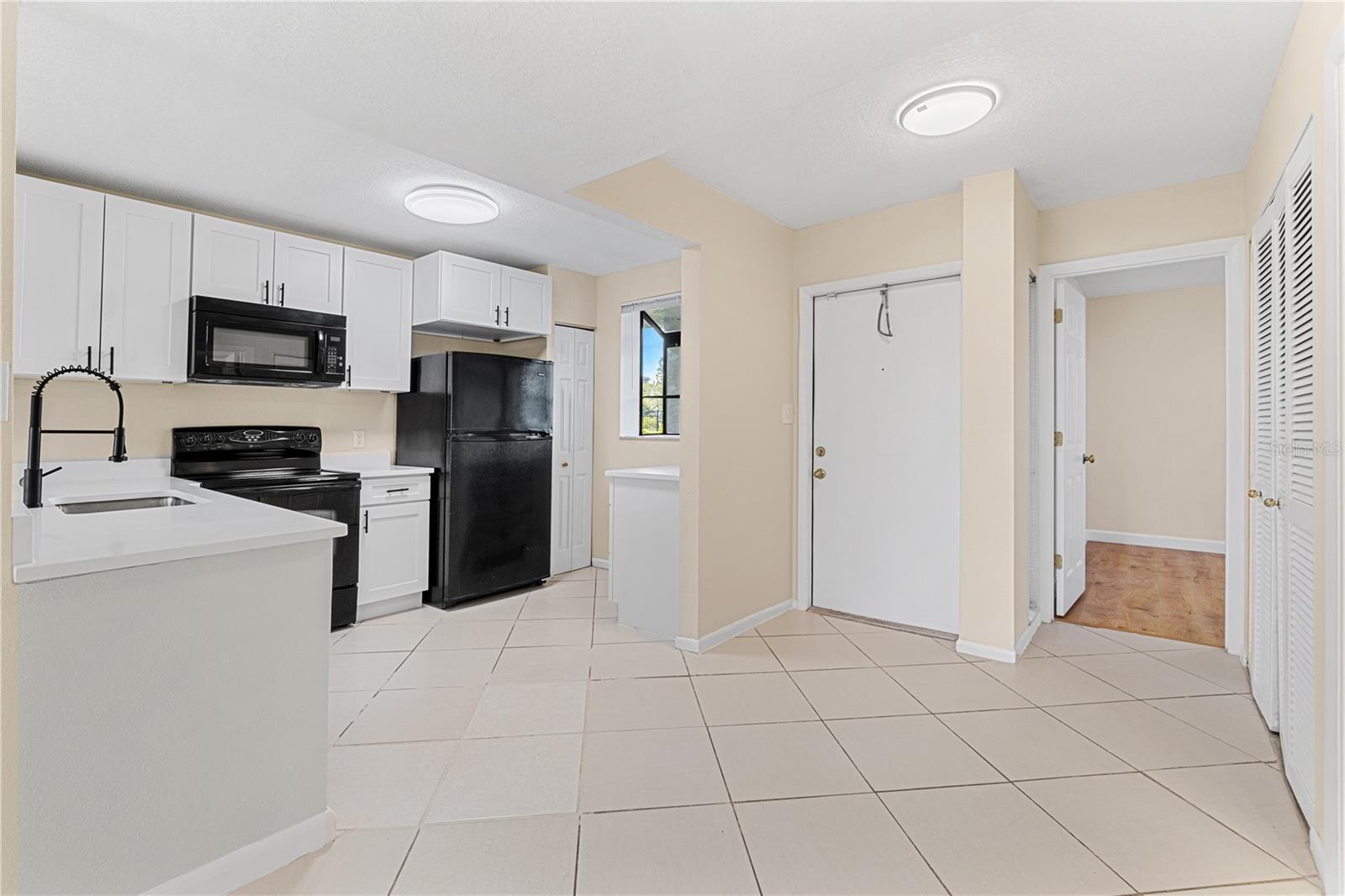 2073 SKIMMER COURT W 211