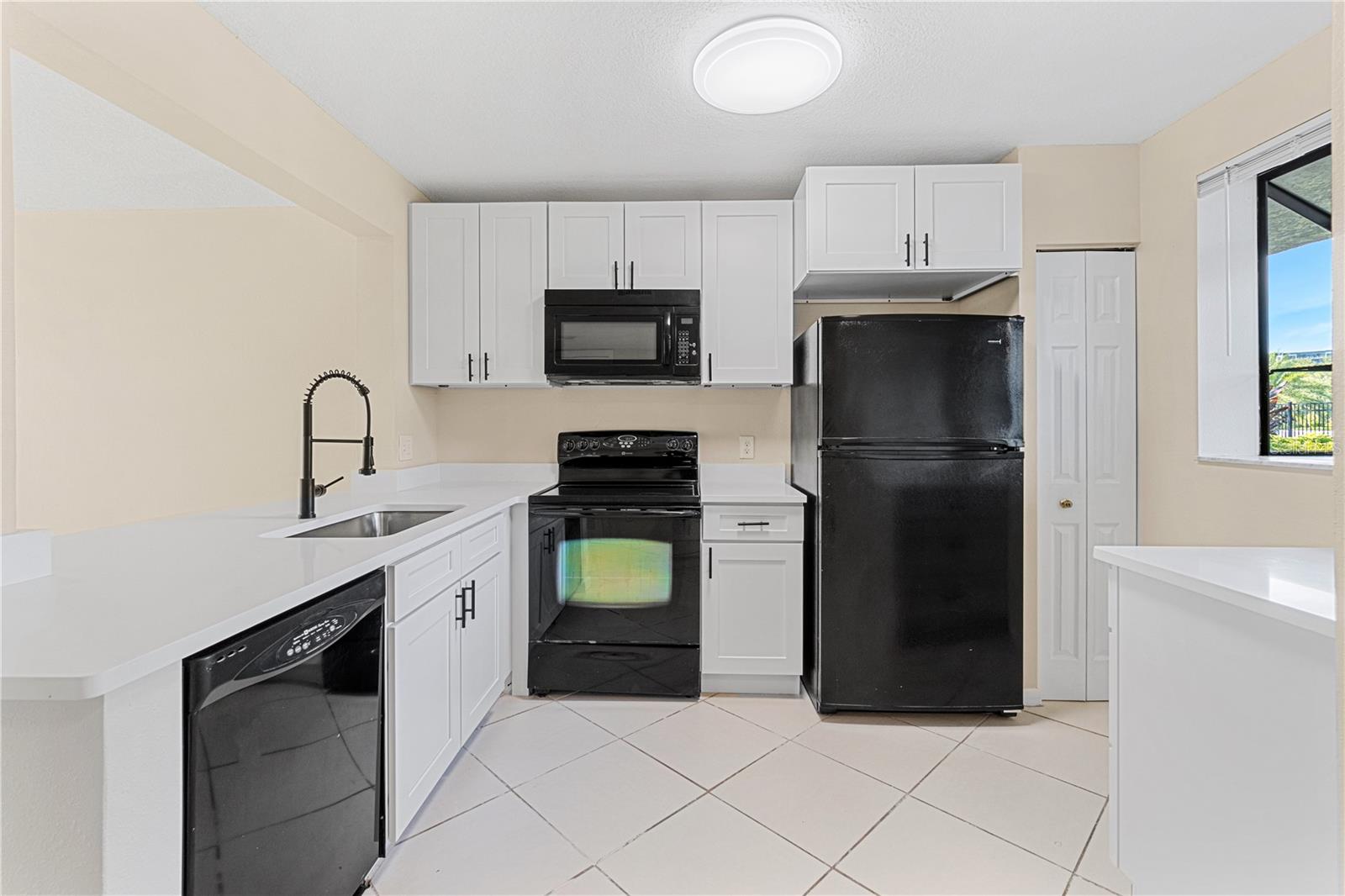 2073 SKIMMER COURT W 211