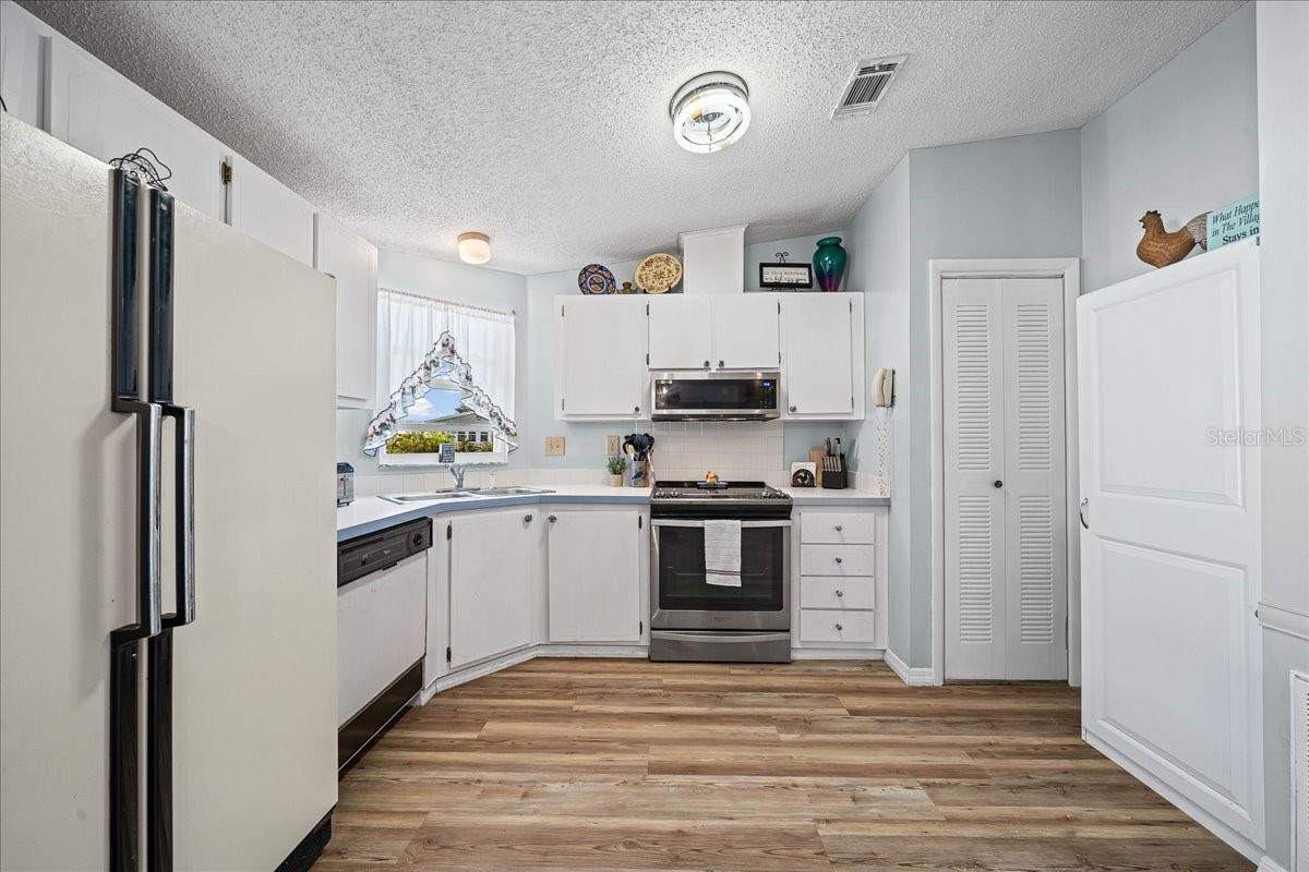 LADY LAKE ORANGE BLOSSOM GARDENS UNIT 09 - Residential