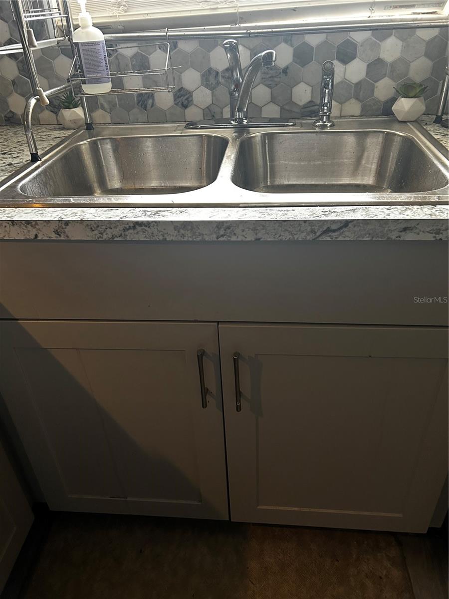 OAKWOOD VILLAS SEC B - Residential Lease