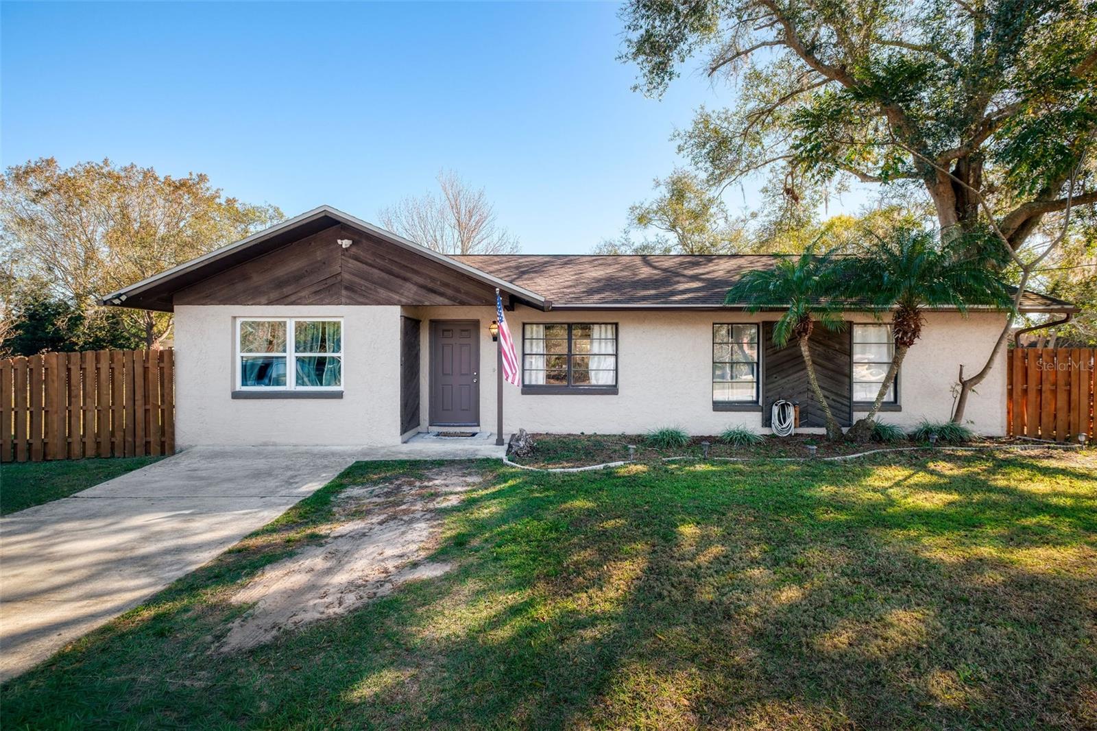 PALM LAKES ESTATES - Residential