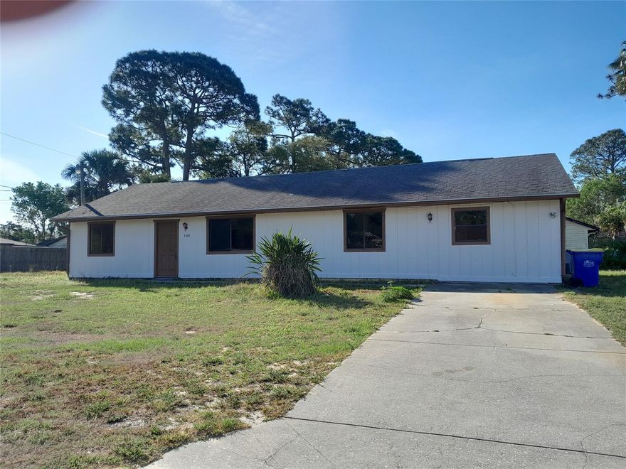 This 3/2 corner lot house built in 1990 has a Florida room that has been used before as a 4th bedroom. Tile throughout the house.
good starter home. Vacant easy to see. ;Water: City