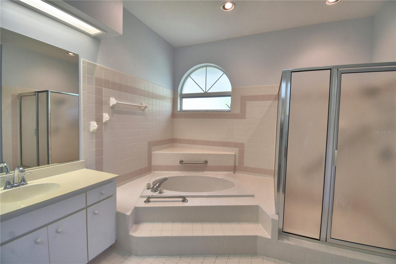 ARROWHEAD LAKES - Residential