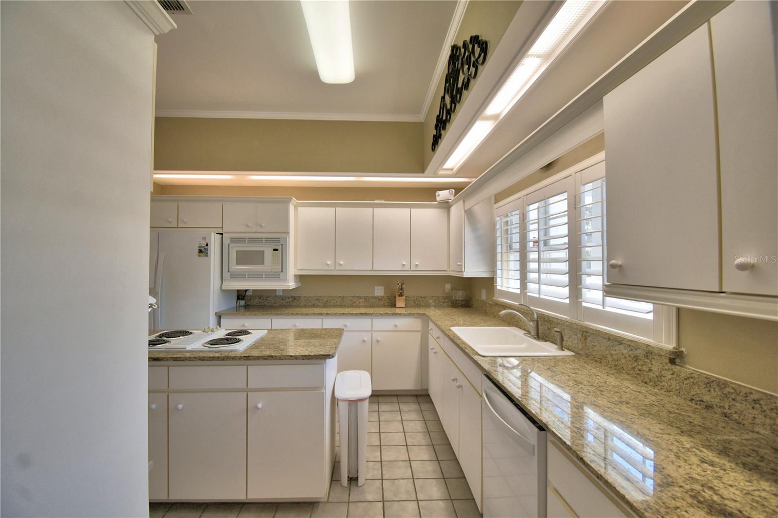 ARROWHEAD LAKES - Residential