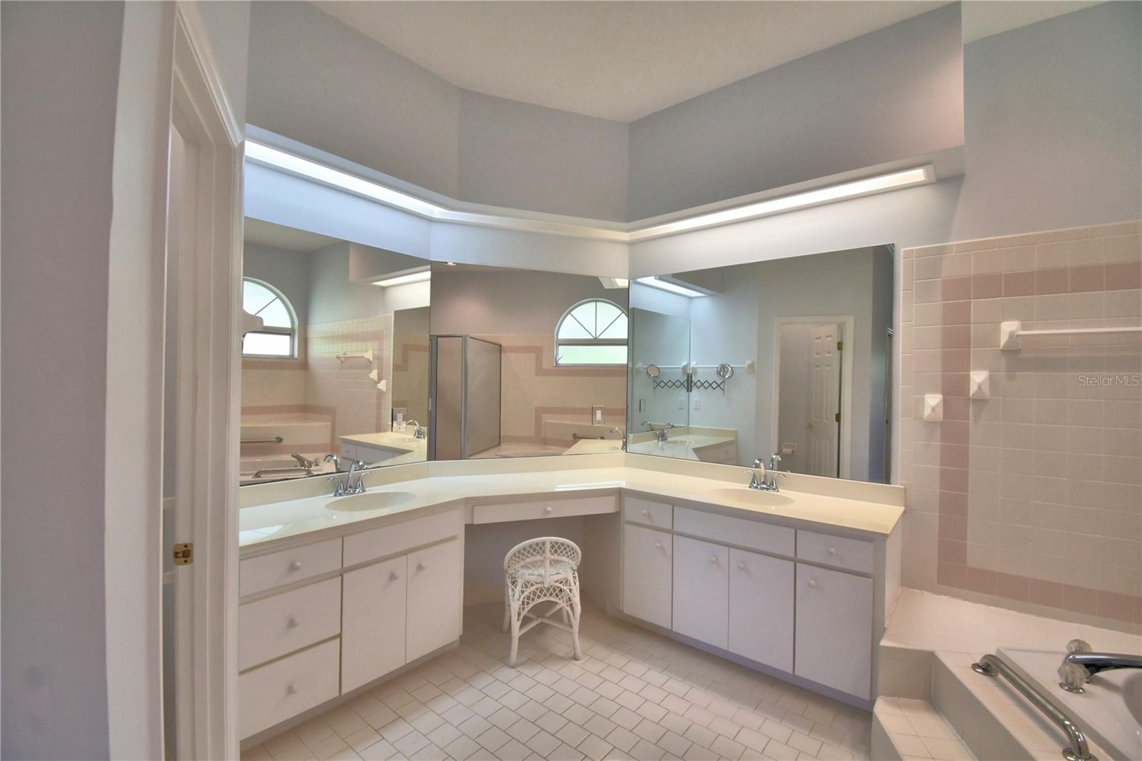 ARROWHEAD LAKES - Residential