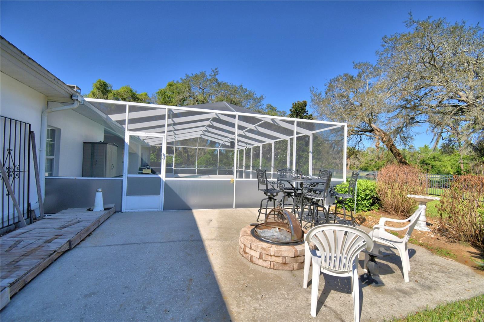 ARROWHEAD LAKES - Residential