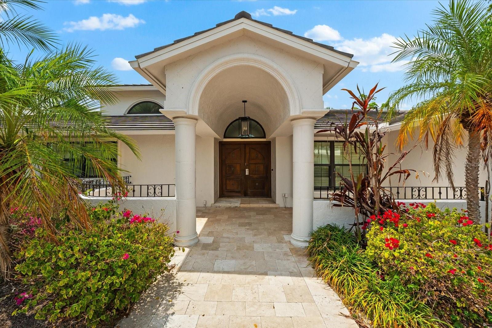868 SIESTA KEY CIRCLE
