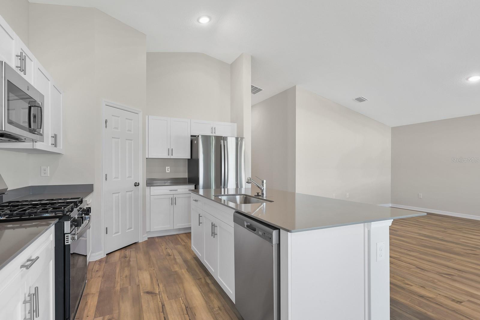 HINTON HAWKSTONE PH 1A2 - Residential Lease