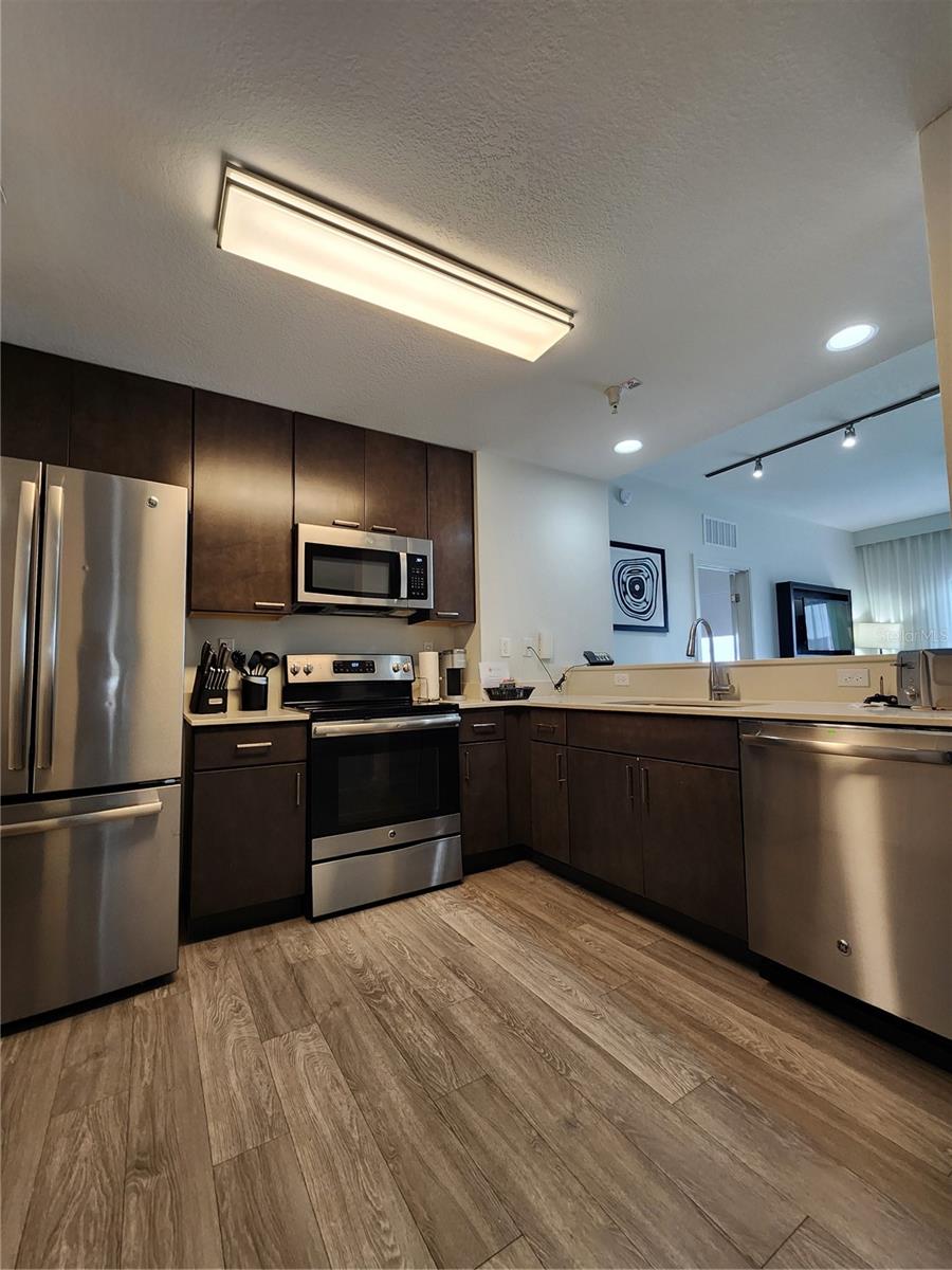 14501 GROVE RESORT AVENUE 3737