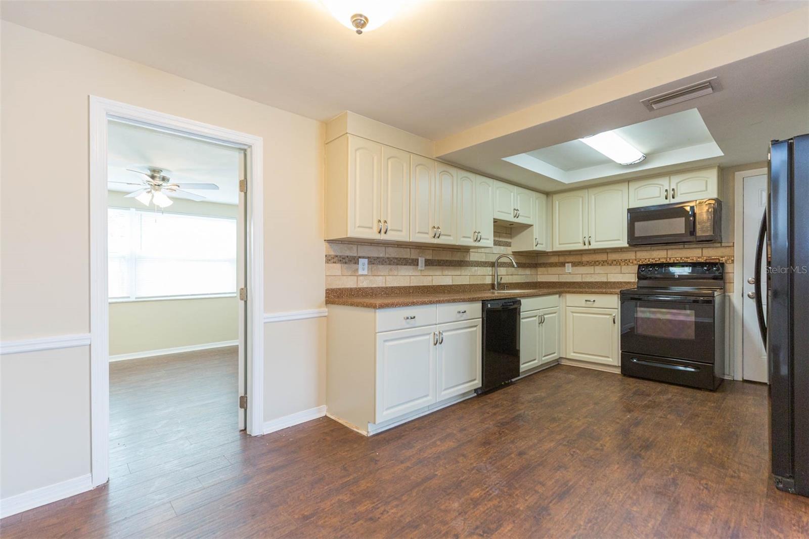 BEACON SQUARE - Residential Lease