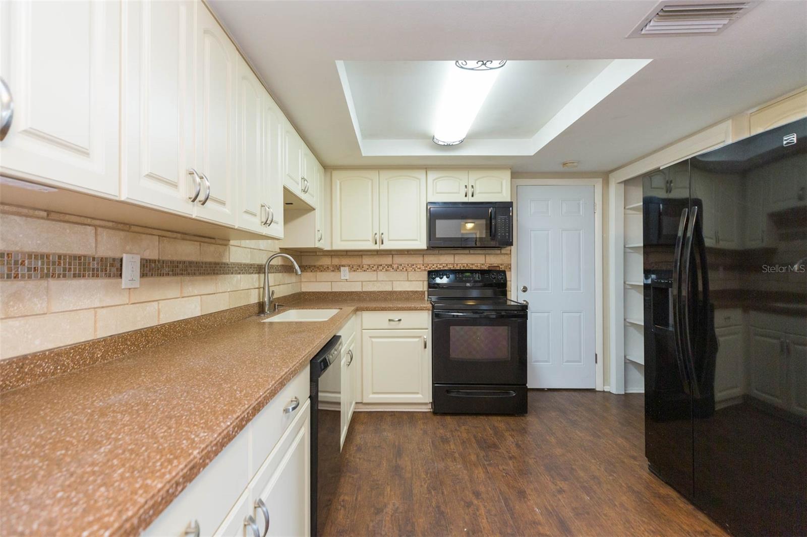 BEACON SQUARE - Residential Lease