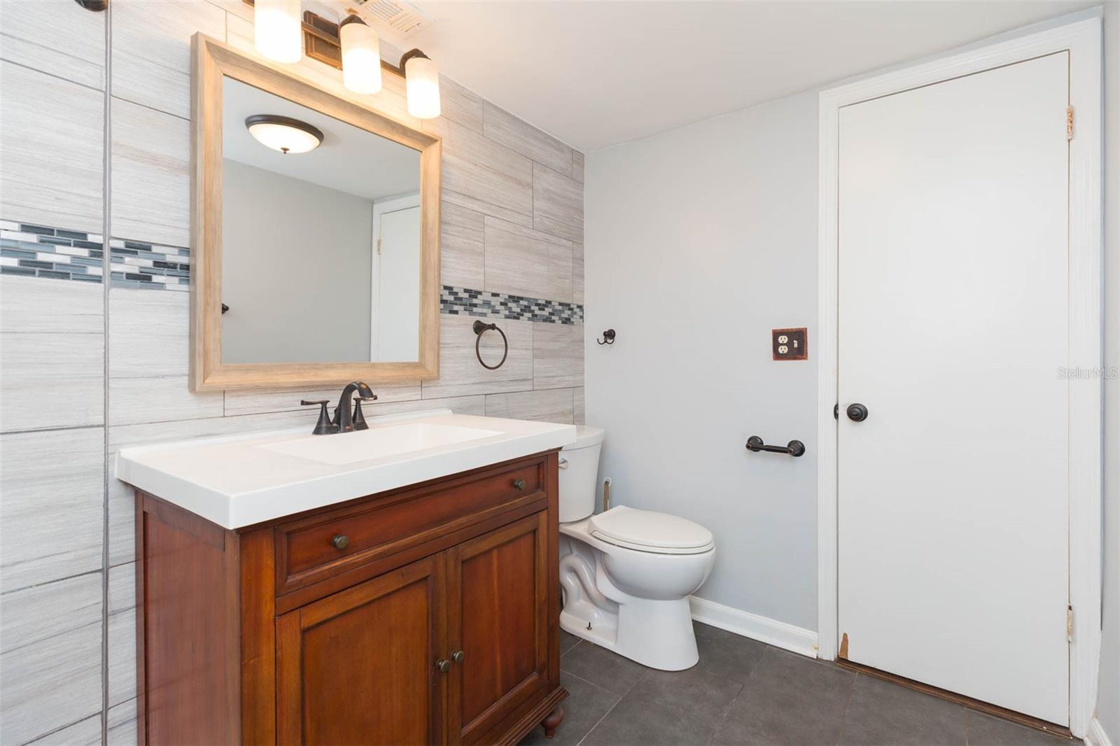 BEACON SQUARE - Residential Lease