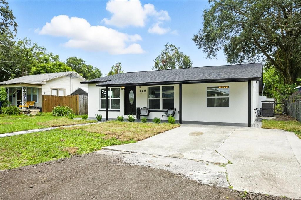 Photo of 1009 E Crawford Street, Tampa, FL 33604 (MLS # TB8418528)
