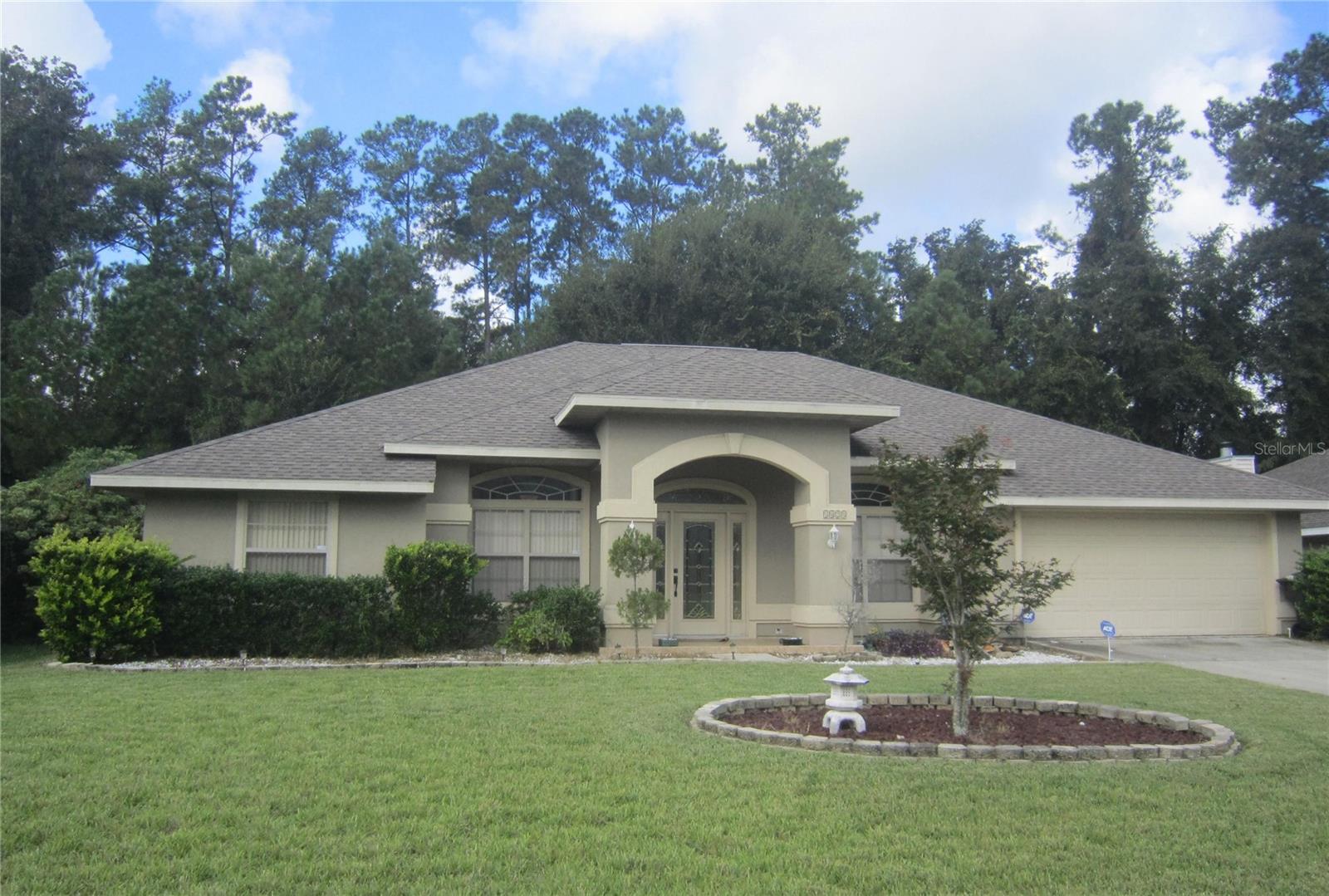 Beautiful home in great location in Broadmoor, west of I-75 and north of Newberry Road. Layout features rooms for formal dining, formal living or study and an extra enclosed room off the family room. Eat-in-kitchen features stainless steel and white appliances. Vaulted ceilings and lots of built in storage and shelving throughout home. Flooring is all tile and wood. Huge backyard is completely fenced-in. 2 car garage. Community features a swimming pool and clubhouse. All appliances included. W/D hookups available. No Pets. No smokers. Zoned for Hidden Oak, Ft Clarke and Buchholz.
Available : 10/8/2025
**Residents are enrolled in the Resident Benefits Package (RBP) for $39.95/month which includes renters insurance, HVAC air filter delivery (for applicable properties), credit building to help boost your credit score with timely rent payments, $1M Identity Protection, move-in concierge service making utility connection and home service setup a breeze during your move-in, our best-in-class resident rewards program, and much more! More details upon application. **