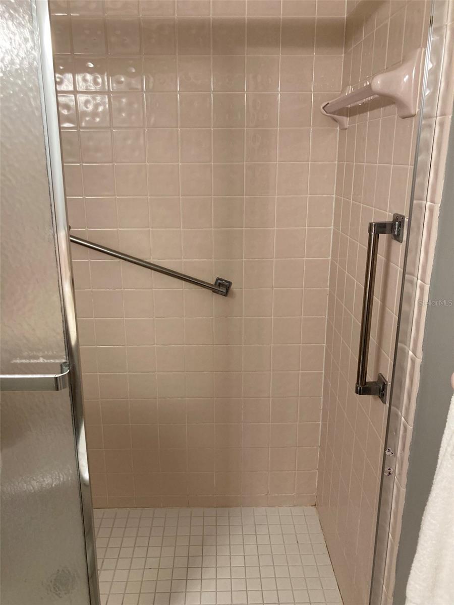 PARADISE SHORES - Residential Lease