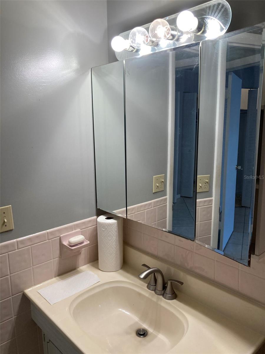 PARADISE SHORES - Residential Lease