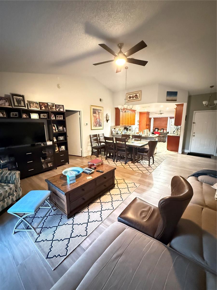 COUNTRY CHASE - Residential