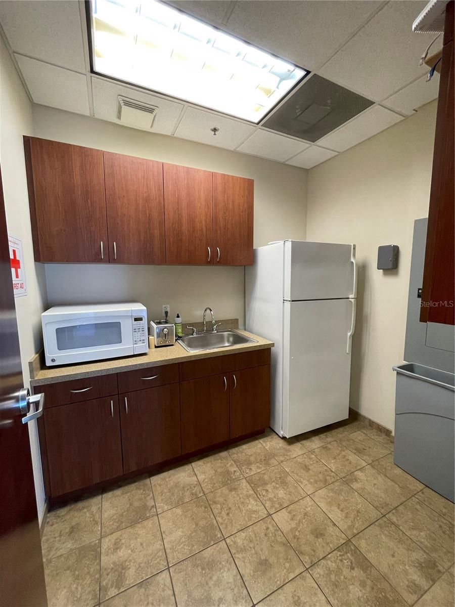 FAIROAKS & IVANHOE - Commercial Lease