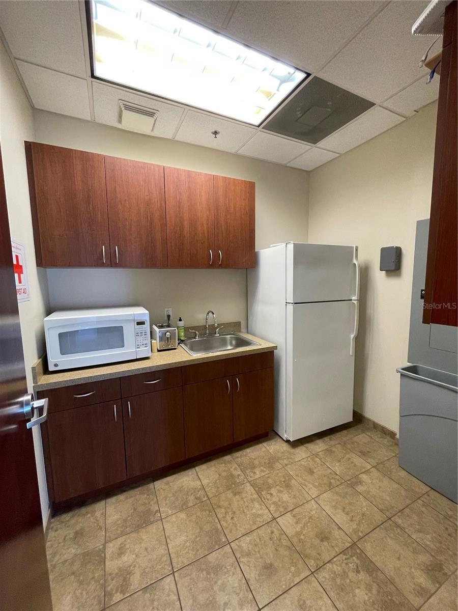 FAIROAKS & IVANHOE - Commercial Lease