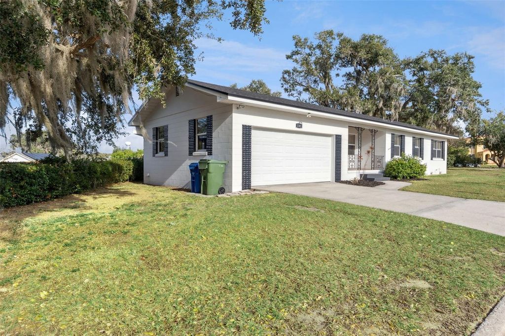 Photo of 1301 Evalyn Drive SE, Winter Haven, FL 33880 (MLS # L4957933)