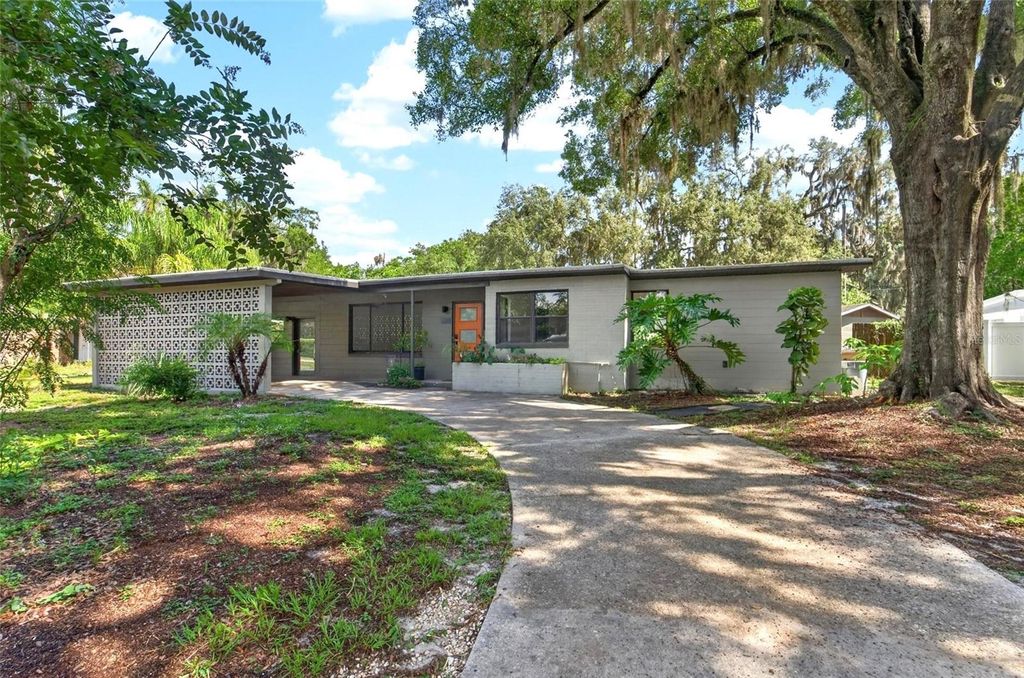 Photo of 408 Berwick Avenue, Tampa, FL 33617 (MLS # TB8528310)