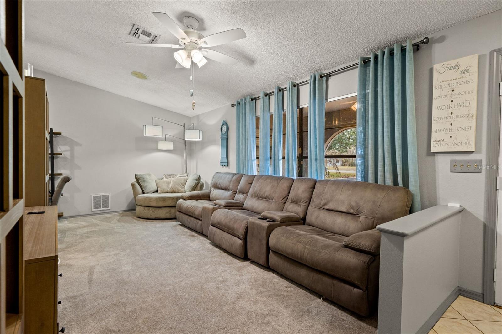 SPRING HILL UNIT 11 BLK 712 LOT 2 - Residential