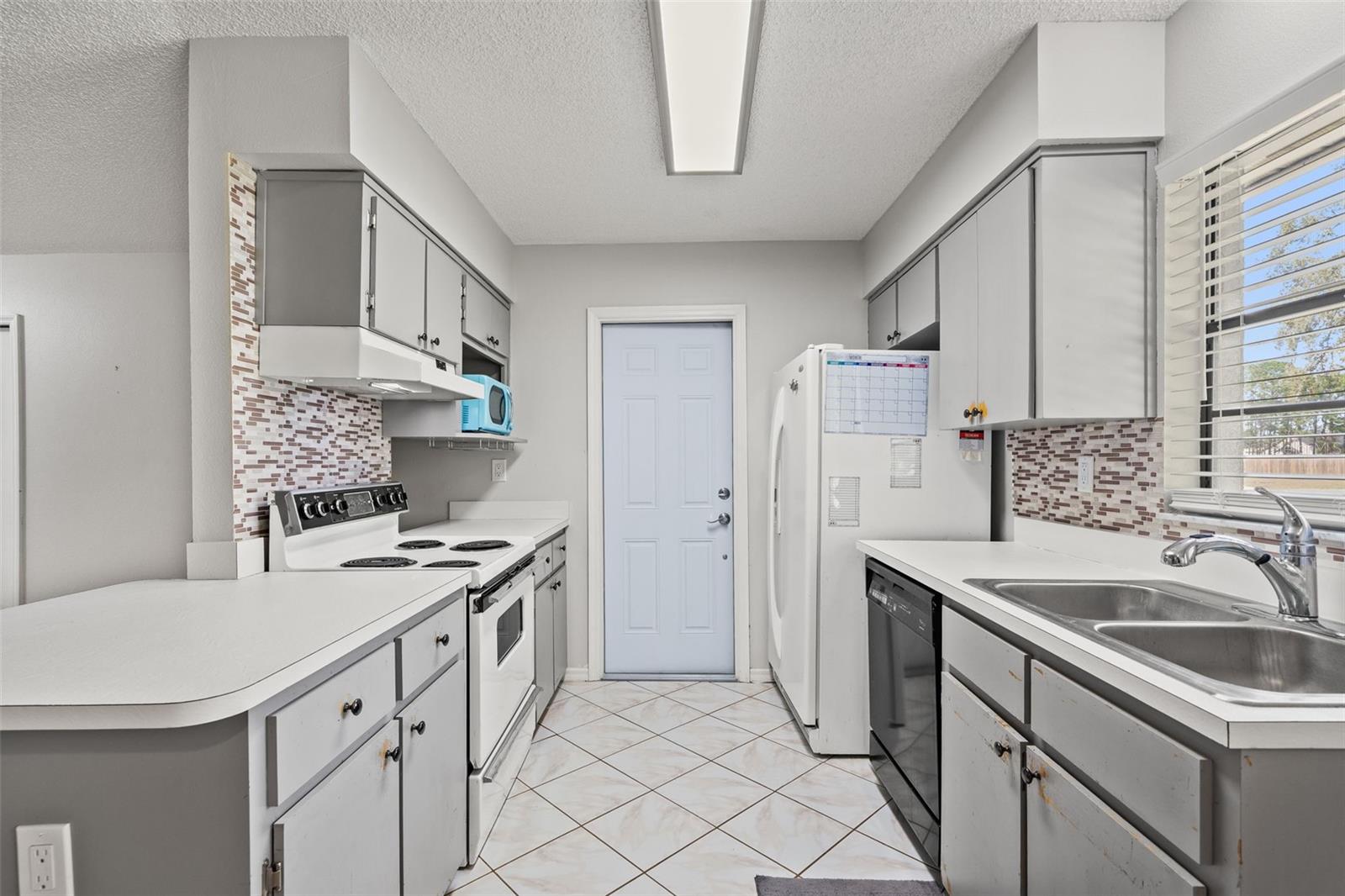 SPRING HILL UNIT 11 BLK 712 LOT 2 - Residential