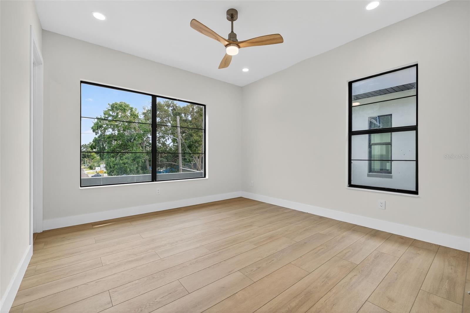 SOUTH SHADOW LAWN - Residential