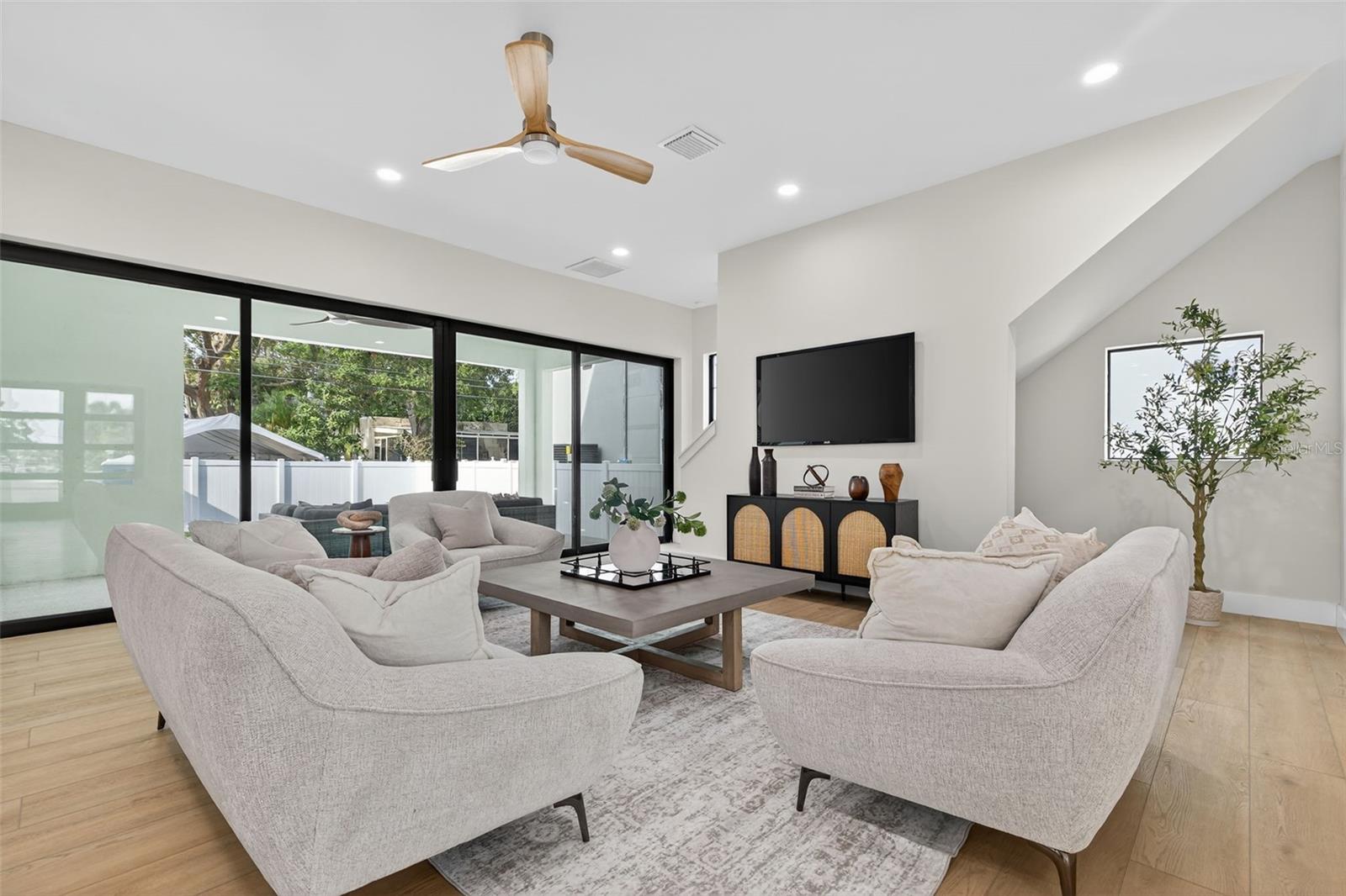 SOUTH SHADOW LAWN - Residential