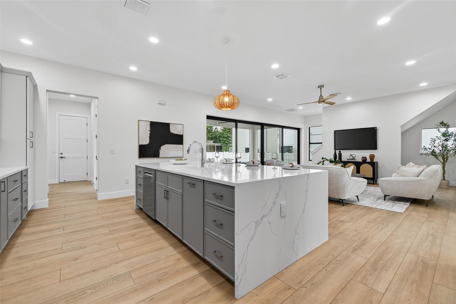 SOUTH SHADOW LAWN - Residential