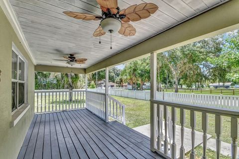 A home in DELAND