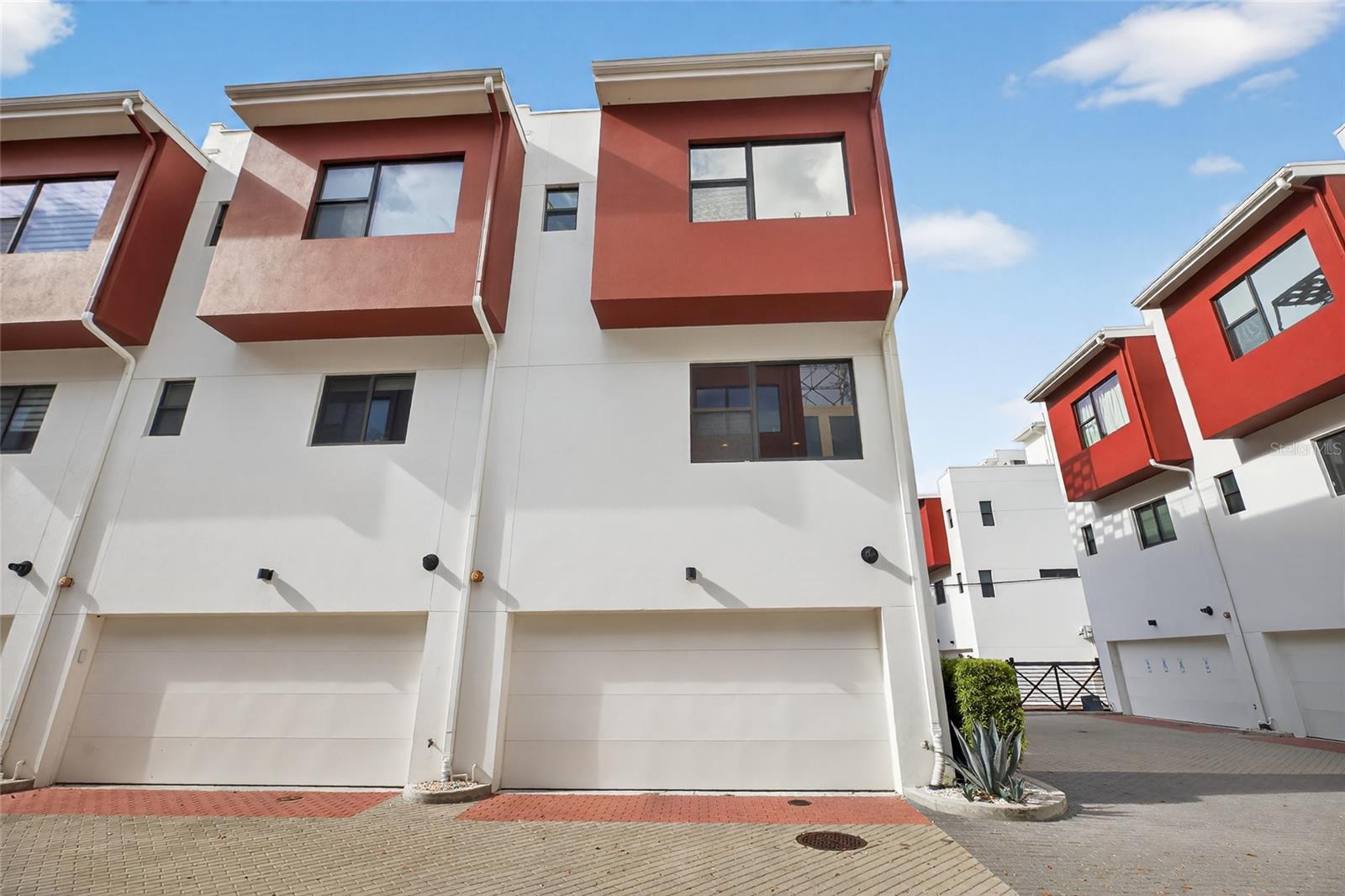 ARLINGTON & 8TH TWNHMS - Residential