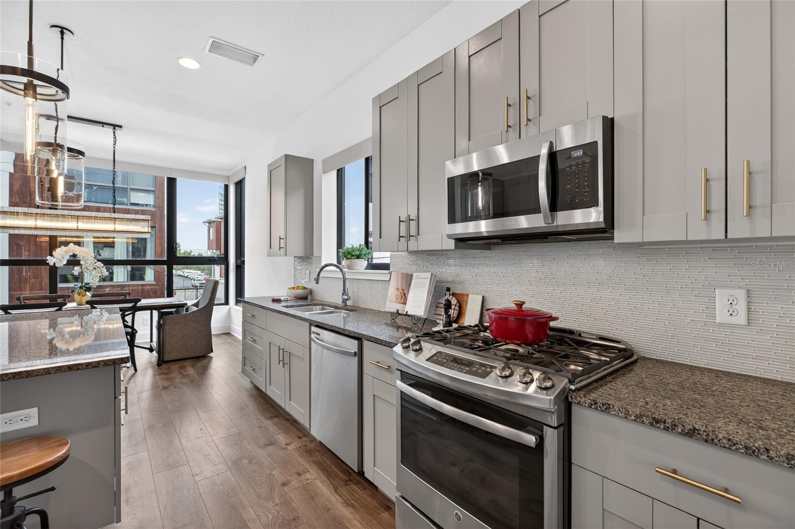 ARLINGTON & 8TH TWNHMS - Residential