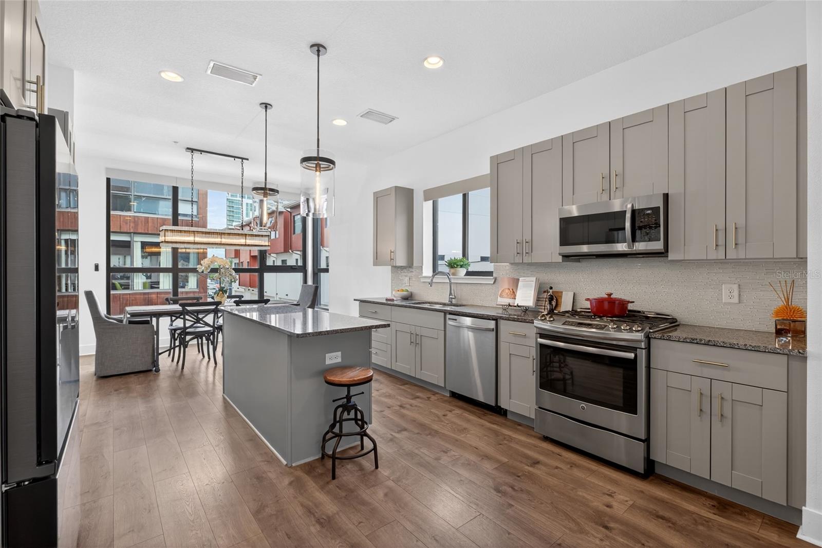 ARLINGTON & 8TH TWNHMS - Residential